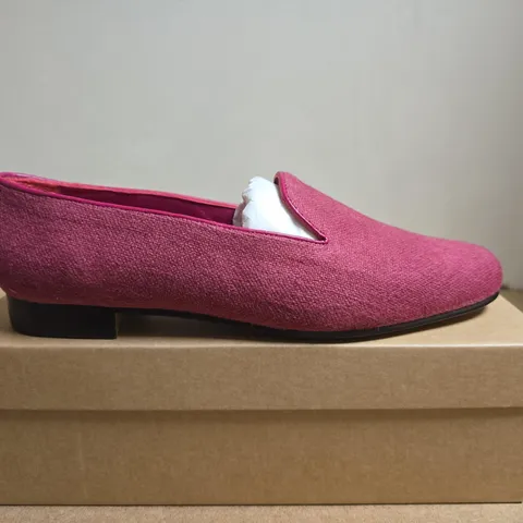 BOXED PAIR OF PENELOPE CHILVERS WOMEN'S PINK SUEDE SLIP-ON SHOES UK 8