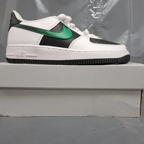 BOXED PAIR OF NIKE AIR FORCE 1 SHOES IN WHITE/BLACK/GREEN SIZE UK 4.5