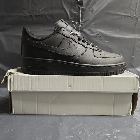 BOXED PAIR OF NIKE AIR FORCE 1 '07 SHOES IN BLACK SIZE UK 8.5