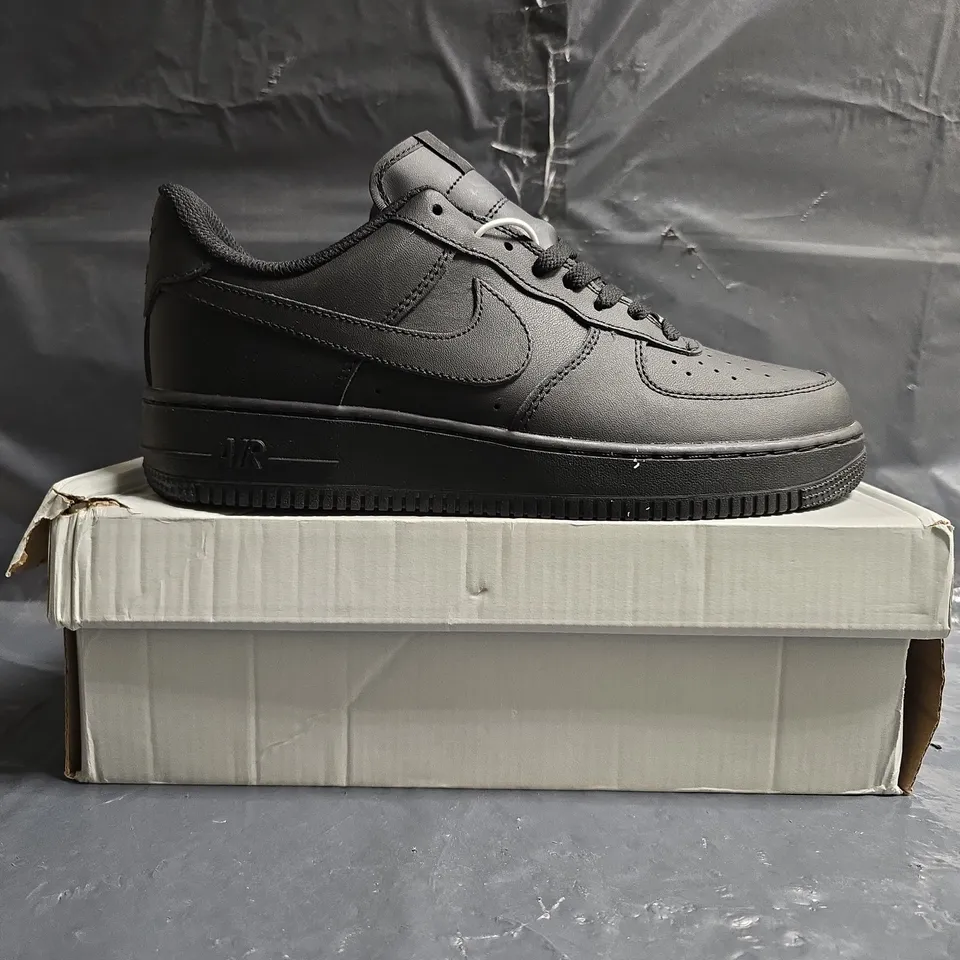 BOXED PAIR OF NIKE AIR FORCE 1 '07 SHOES IN BLACK SIZE UK 8.5