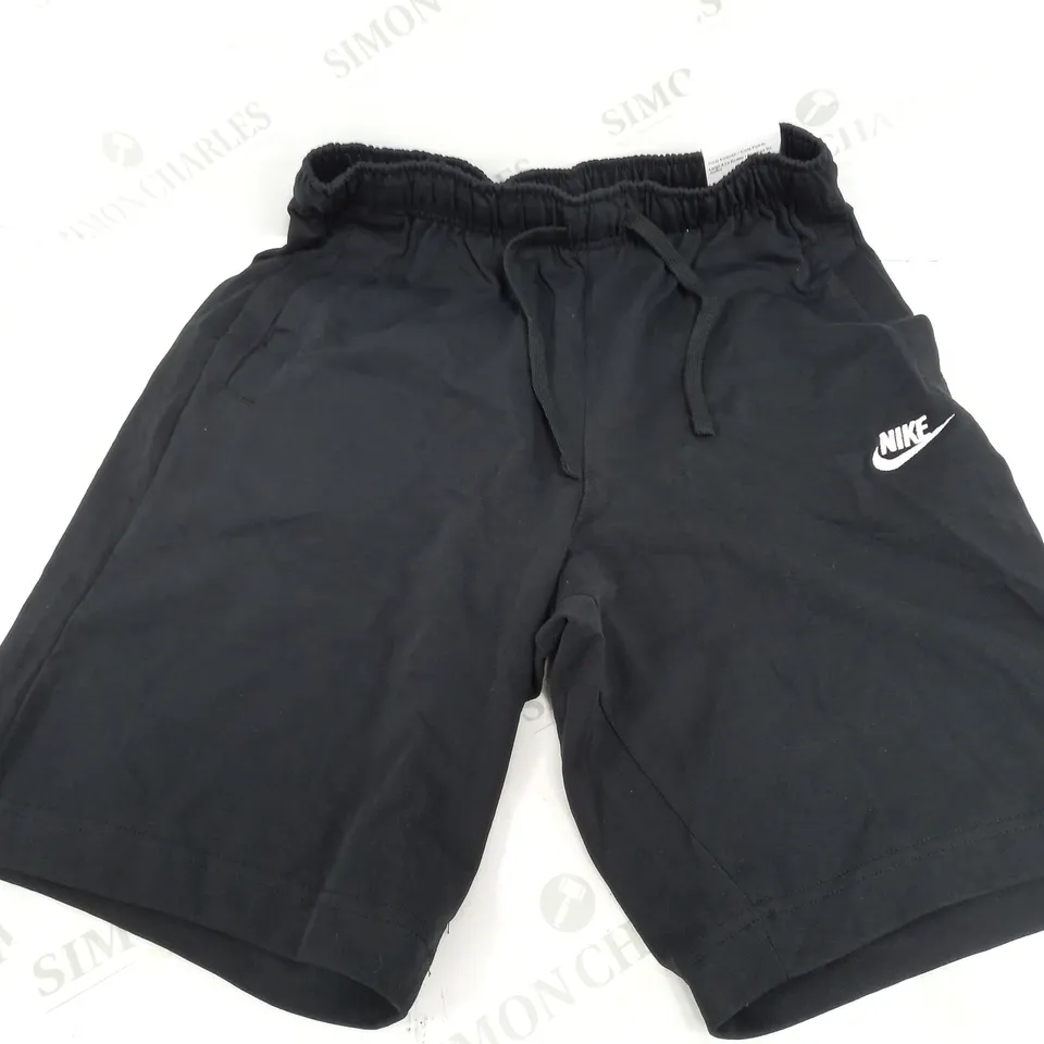NIKE STANDARD FIT AT KNEE LENGTH SHORTS IN BLACK - SMALL