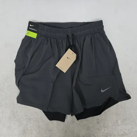 NIKE STANDARD FIT SHORTS IN GREY SIZE MEDIUM