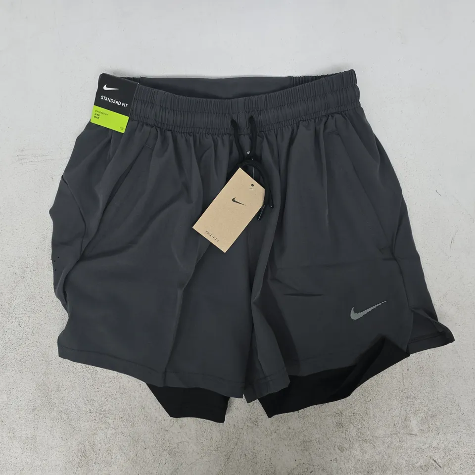NIKE STANDARD FIT SHORTS IN GREY SIZE MEDIUM