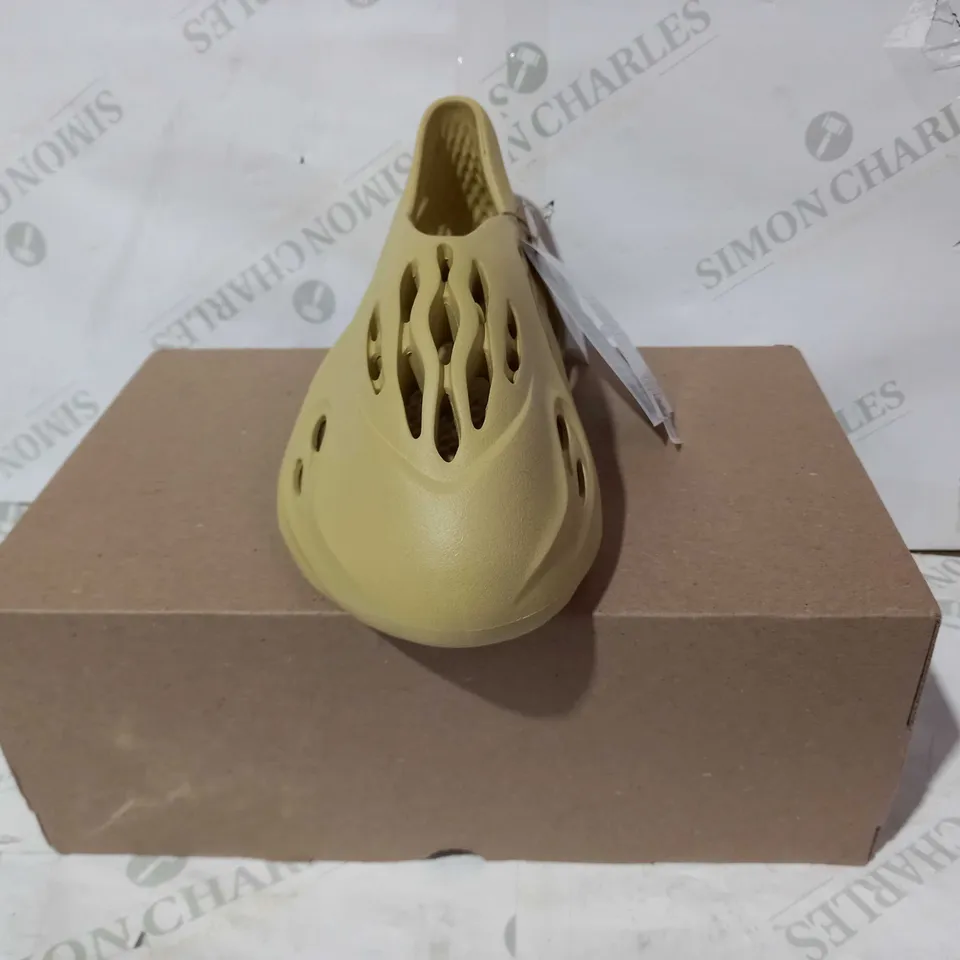 BOXED PAIR OF ADIDAS YZY FOAM RNR IN BEIGE UK SIZE 10