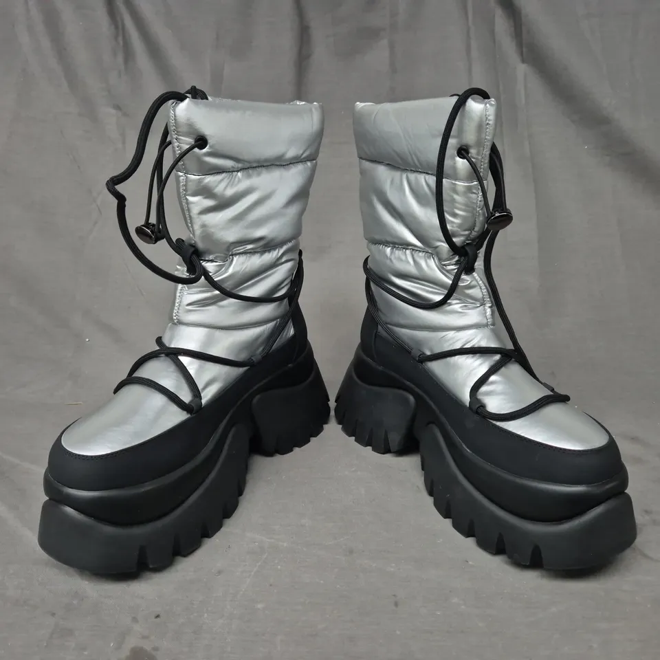 BOXED PAIR OF KOI A GLASS MIRAGE SNOW BOOTS IN STEEL UK SIZE 6