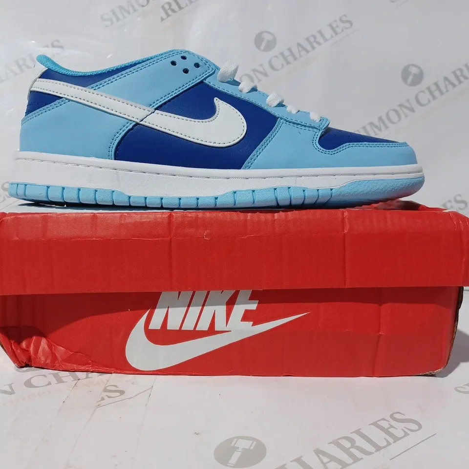 BOXED PAIR OF NIKE DUNK LOW/KASINA SHOES IN BLUE/WHITE UK SIZE 7.5