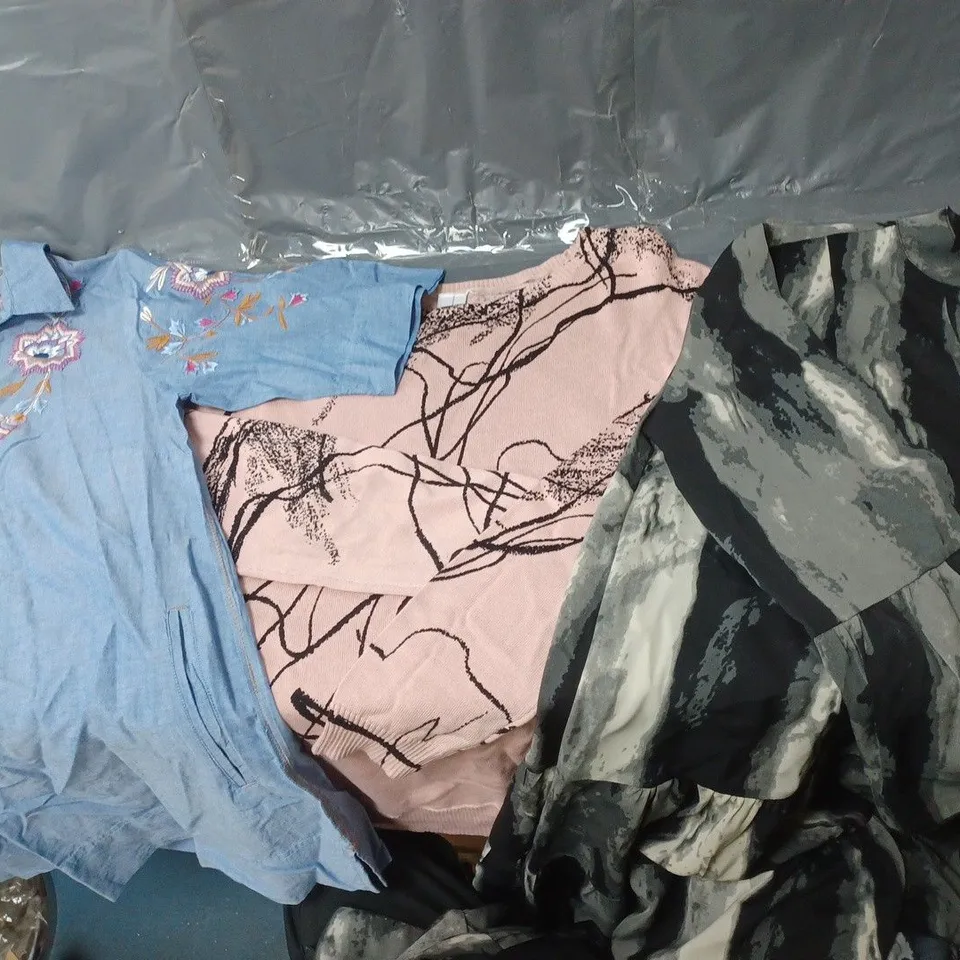 BOX OF APPROXIMATELY 10 ASSORTED PIECES OF CLOTHING IN VARIOUS STYLES, SIZES, AND BRANDS 