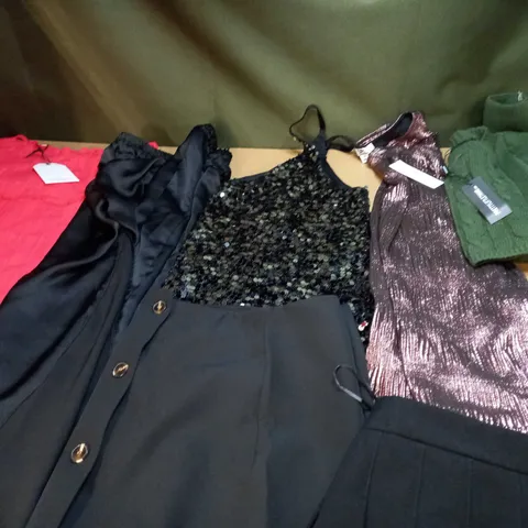 LOT OF APPROX 20 ASSORTED CLOTHING ITEMS VARYING IN SIZE/COLOUR/STYLE TO INCLUDE: TROUSERS, SKIRTS, TOPS