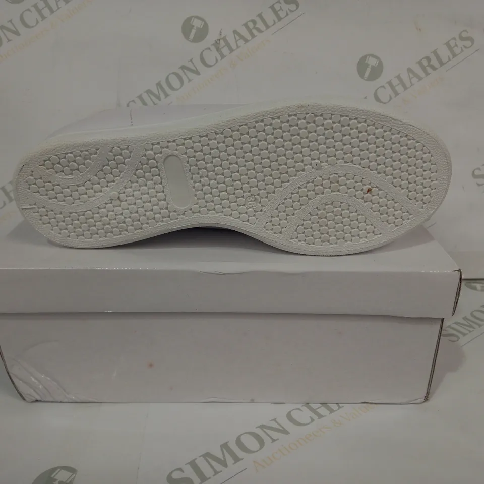 BOXED PAIR OF DESIGNER LACE UP SHOES IN WHITE EU SIZE 38
