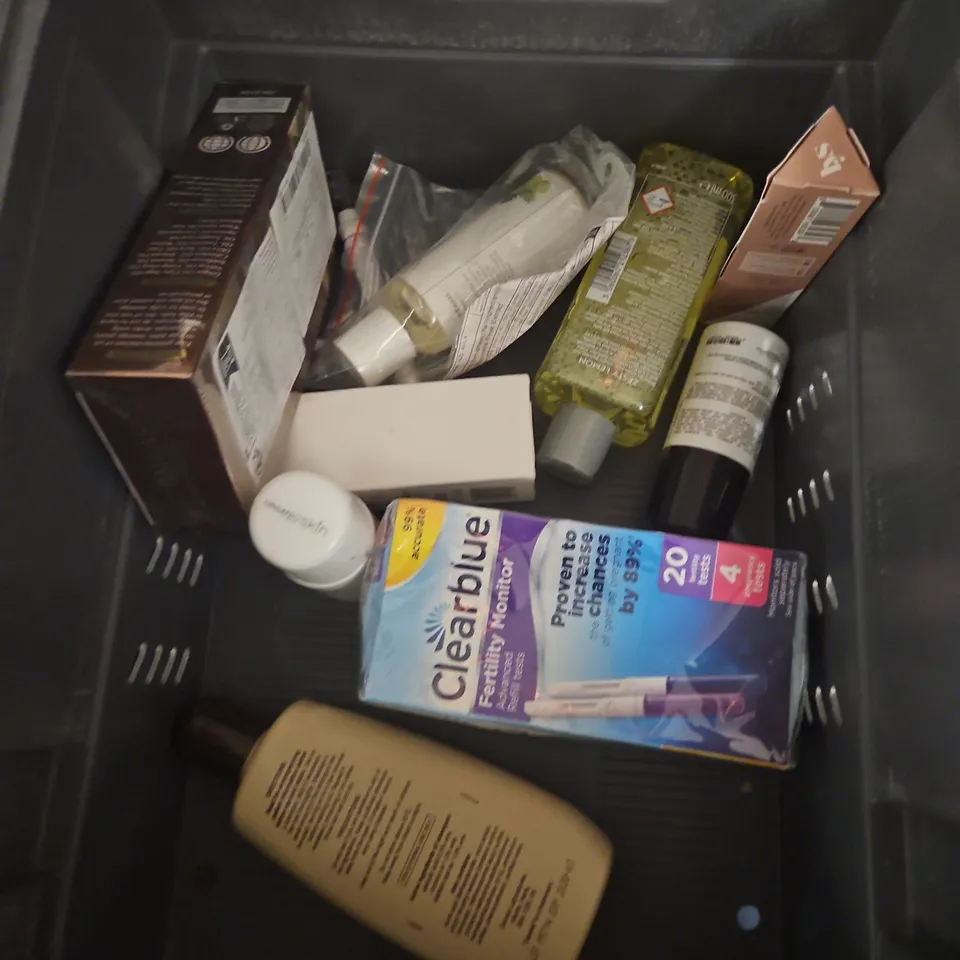 APPROXIMATEY 20 ASSORTED HEALTH AND BEAUTY PRODUCTS TO INCLUDE - E45 SHAMPOO - BALDAPE HAIR REMOVAL CREAM - TREPADORA CLEANSING CLAY WASH - ETC