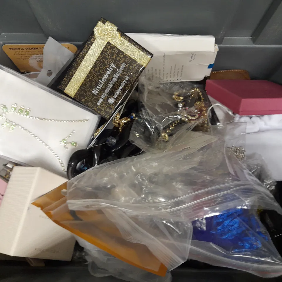 BOX OF APPROXIMATELY 30 ASSORTED LOOSE & BOXED JEWELLERY ITEMS TO INCLUDE WATCHES, RINGS, BRACELETS ETC