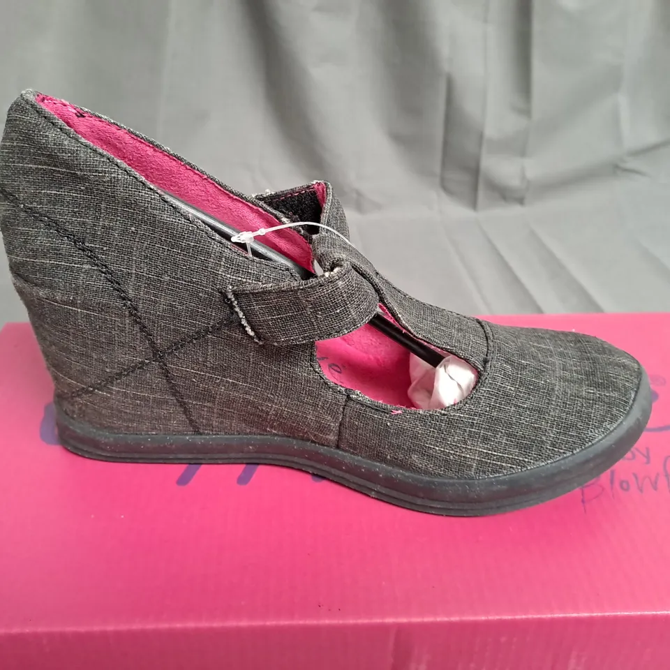 BOX OF APPROXIMATELY 12 PAIRS OF BLACK GUPPY LOVE WEDGE SHOES IN VARIOUS SIZES 