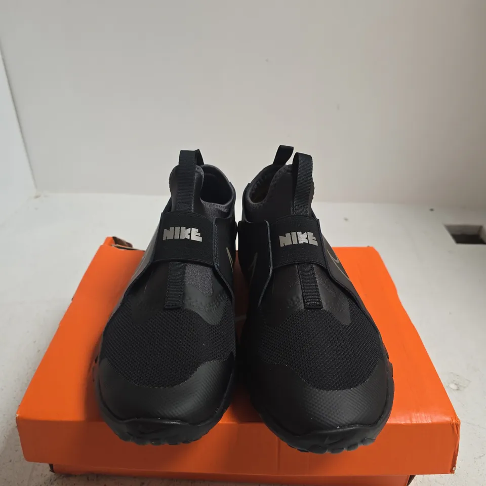 BOXED PAIR OF NIKE FLEX RUNNER 2 (GS) KIDS TRAINERS – UK 5.5