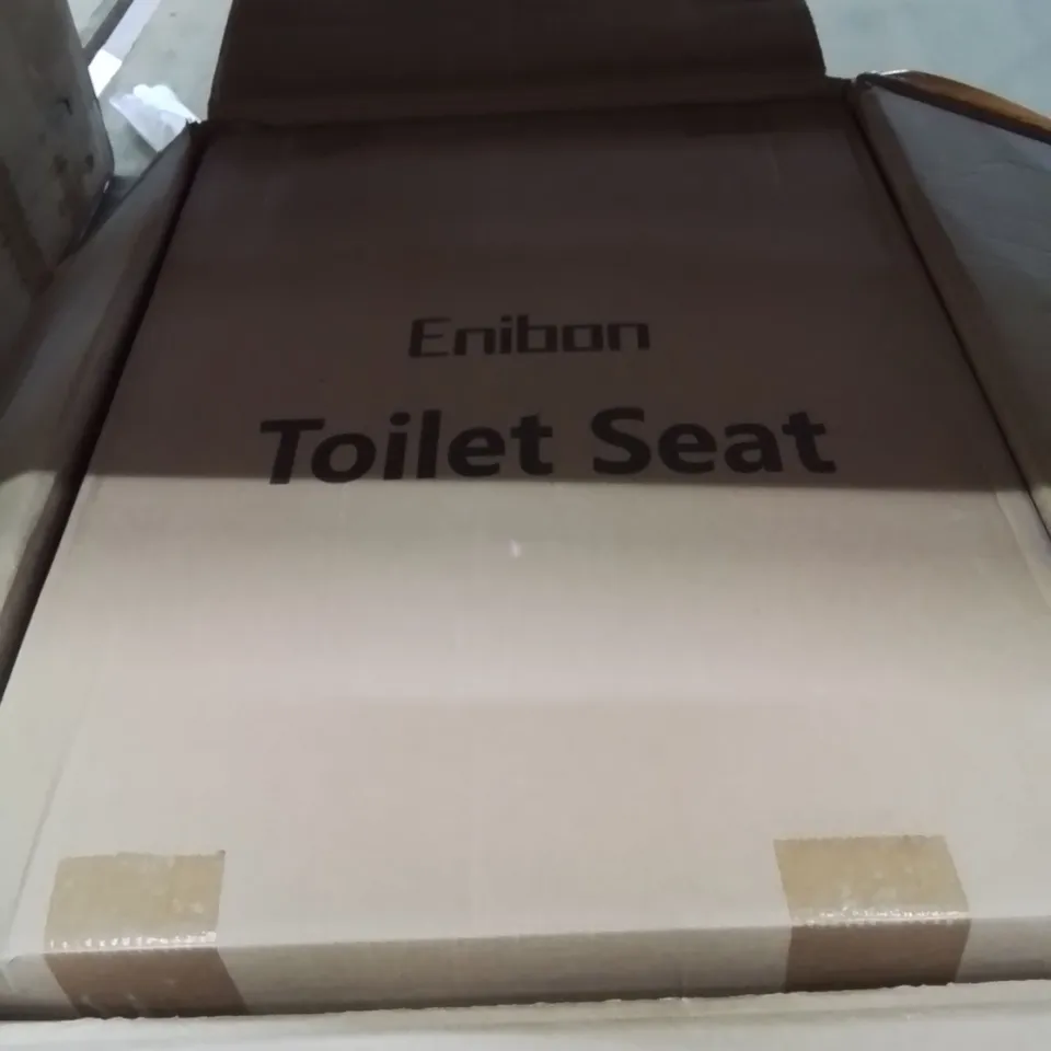 A BOX OF 4 BOXED TOILET SEATS IN WHITE