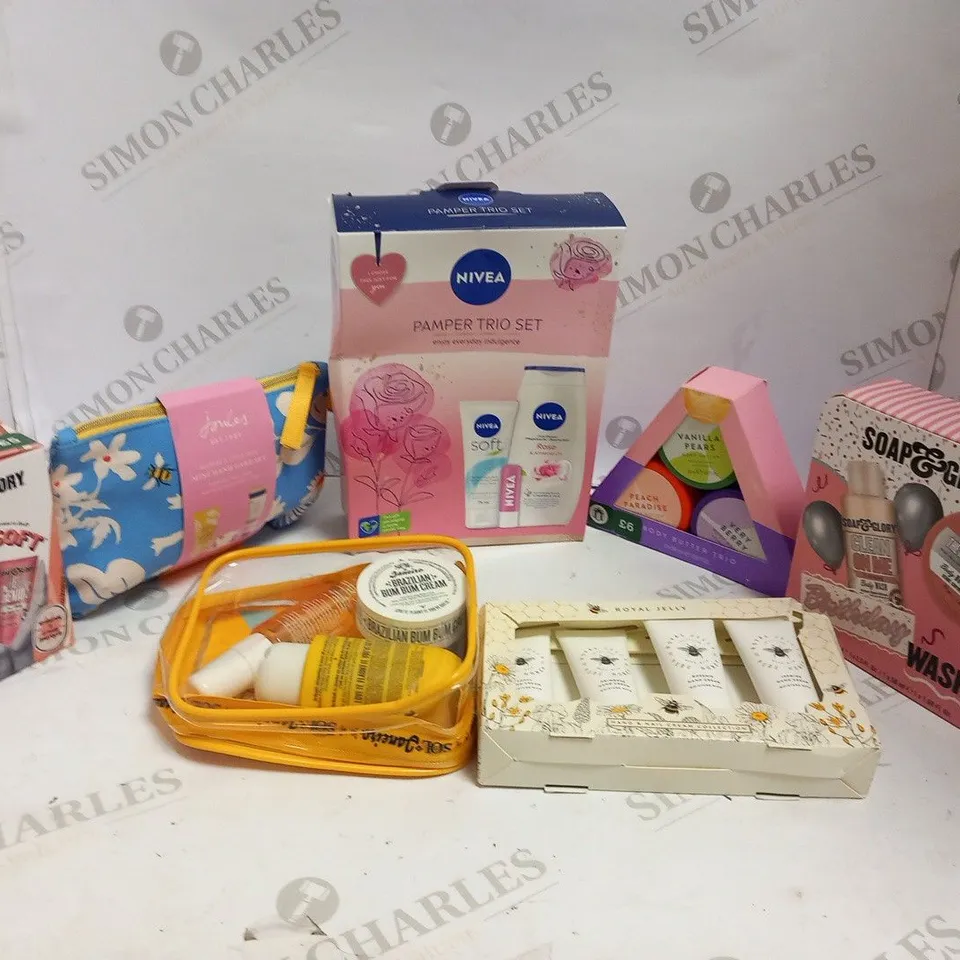 8 ASSORTED GIFT SETS TO INCLUDE; NIVEA, SOAP AND GLORY, JOULES AND ROYAL JELLY