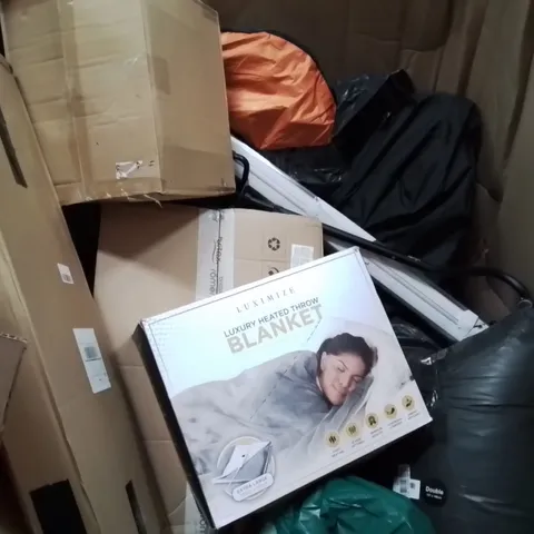 PALLET CONTAINING VARIOUS ASSORTED BOXED HOUSEHOLD ITEMS TO INCLUDE: GAZEBO, DUVET COVER, HEATED THROW AND LOTS MORE UNMARKED BOXED ITEMS