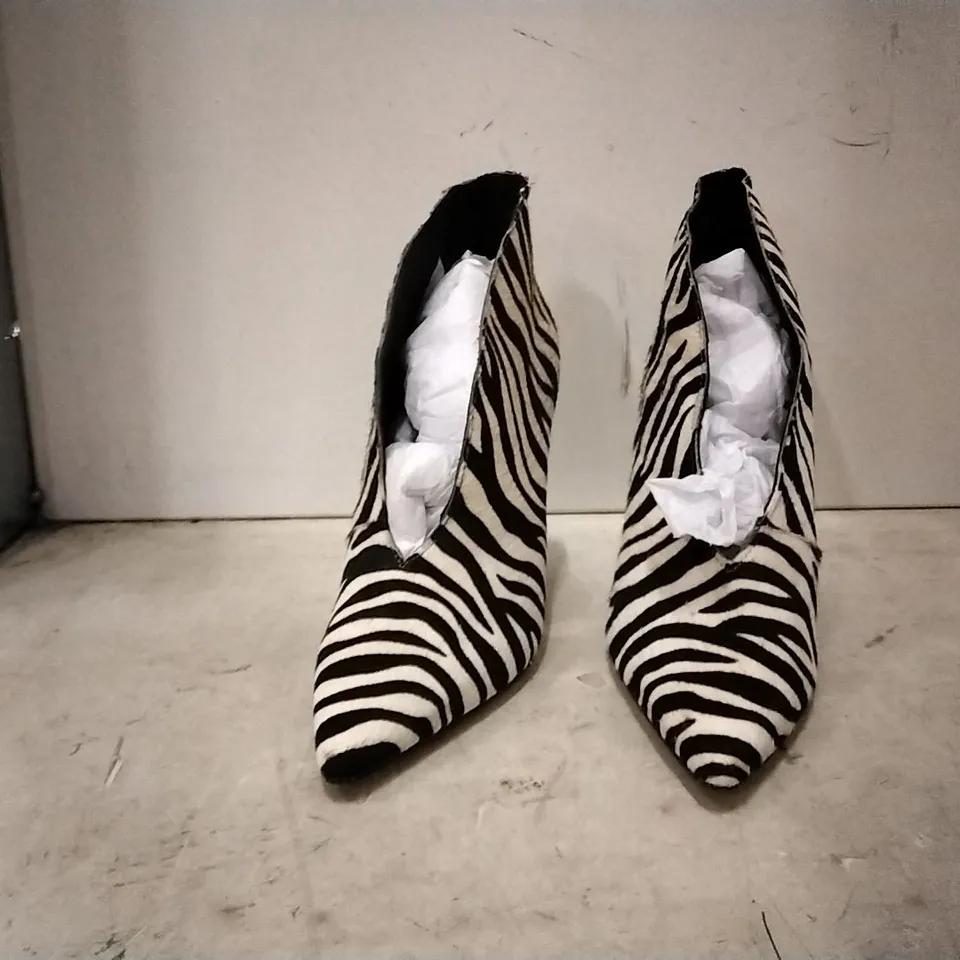 BOXED MODA IN PELLE ZEBRA PRINT BOOTS , SIZE 5