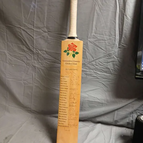 LANCASHIRE COUNTY CRICKET CLUB SIGNED CRICKET BAT – CAPTAIN JOHN CRAWLEY (TEAM AUTOGRAPHS)