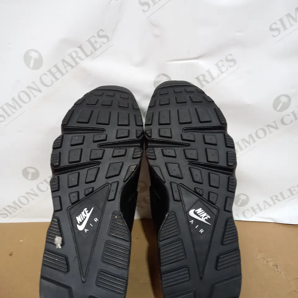 PAIR OF BOXED NIKE AIR HUARACHE IN BLACK SIZE 7