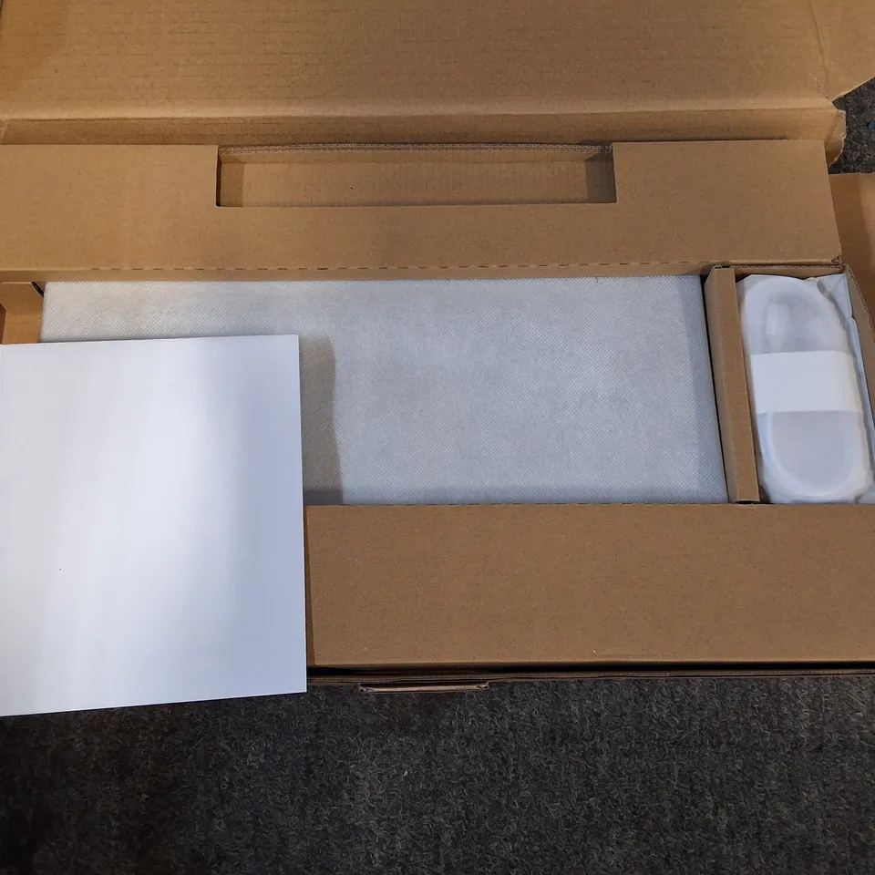 BOXED SAMSUNG GALAXY CHROMEBOOK GO INTEL CELERON LAPTOP IN SILVER - 340XDA-KA2