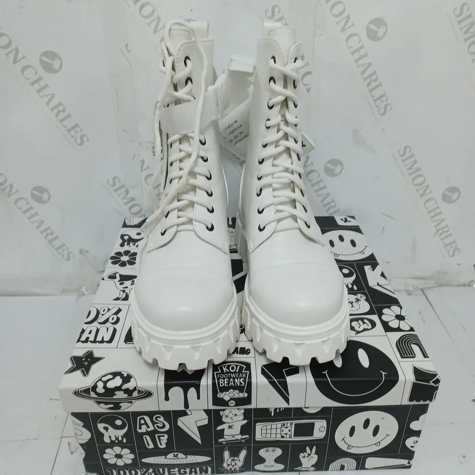 KOI FOOTWEAR LADIES WHITE BANSHEE BOOTS SIZE 4