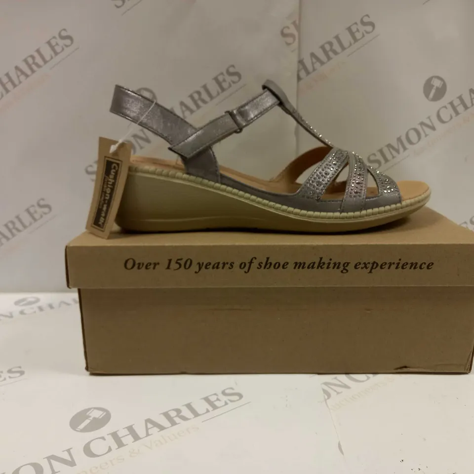 BOXED PAIR OF CUSHION WALK DIAMANTE TRIM SANDALS IN PEWTER - SIZE 8