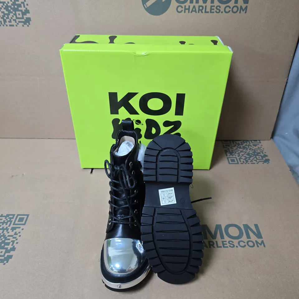 BOXED KOI KIDZ LIL' BORIN HARDWARE BOOTS SIZE UK 13 