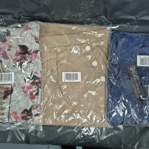 BOX OF APPROXIMATELY 20 ASSORTED CLOTHING AND FASHION ITEMS IN VARIOUS STYLES, SIZES, AND COLOURS - COLLECTION ONLY