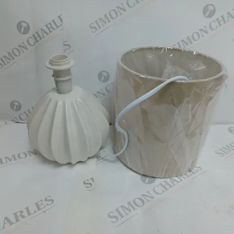 ROUNDED RIBBED CERAMIC TABLE LAMP