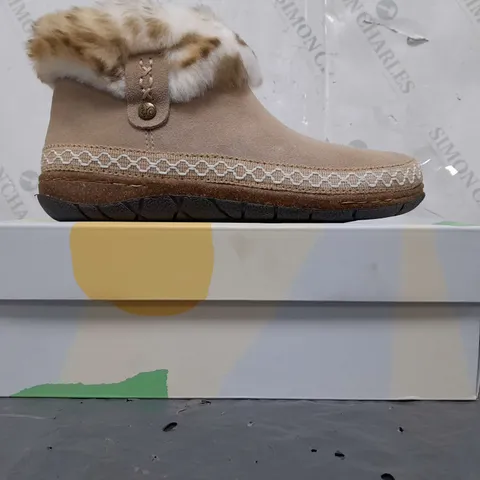 BOXED PAIR OF EARTH ORIGINALS EMMALYN BOOTIES IN BEIGE SIZE 6