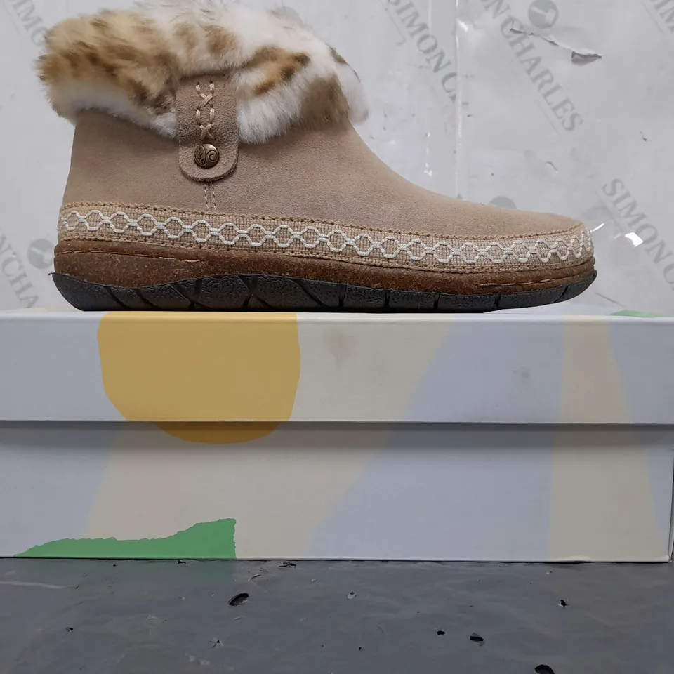 BOXED PAIR OF EARTH ORIGINALS EMMALYN BOOTIES IN BEIGE SIZE 6