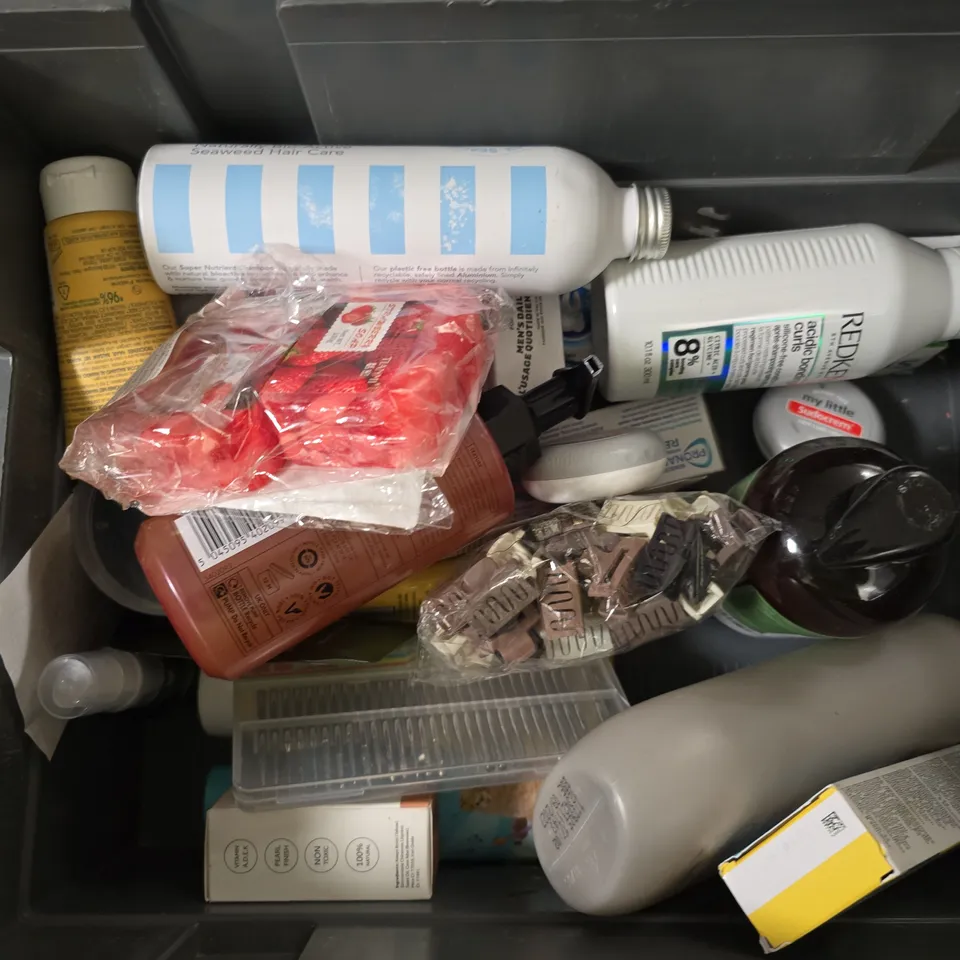 APPROXIMATEY 20 ASSORTED HEALTH AND BEAUTY PRODUCTS TO INCLUDE - MITCHUM ROLL ON DEODORANT - AVEENO BABY EMOLLIENT CREAM AND SENSODYNE TOOTHPASTE