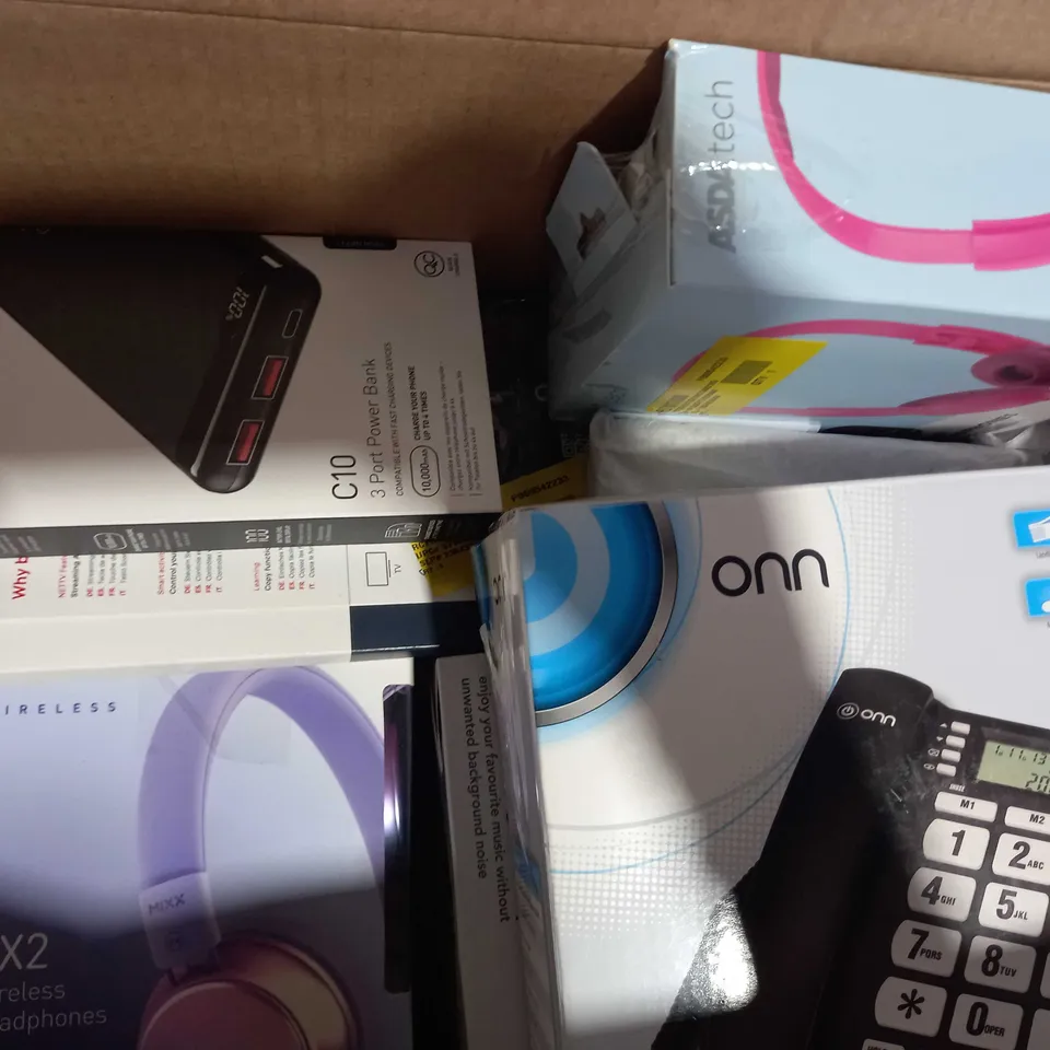 LOT OF APPROXIMATELY 10 ASSORTED HOUSEHOLD ITEMS TO INCLUDE TAPO HOME SECURITY WI-FI CAMERA, MIXX CARDIO AIR 5 WIRELESS SPORTS EARPHONES, MIXX IN CAR UNIVERSAL WINDSHIELD MOUNT, ETC