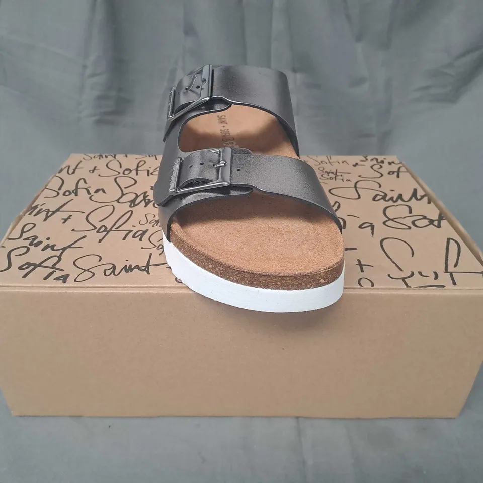 BOXED PAIR OF SAINT + SOFIA OPEN TOE PLATFORM SUTTON SLIDERS IN GUNMETAL UK SIZE 6