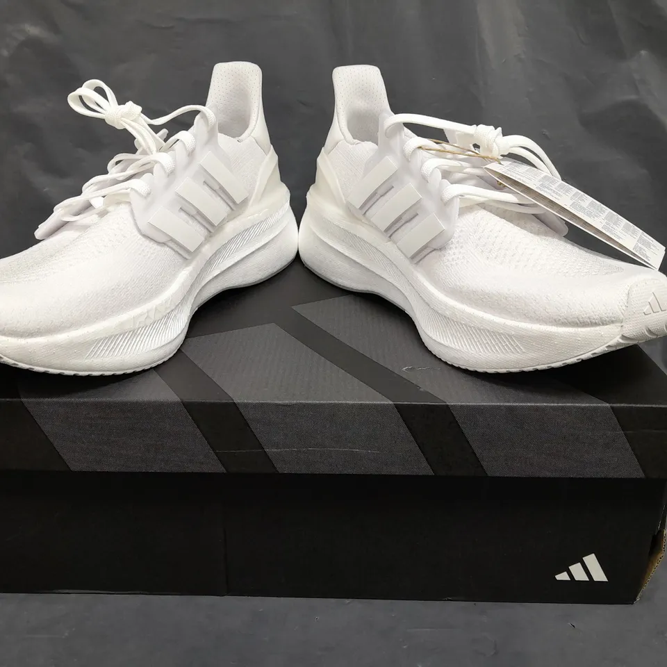 BOXED PAIR OF ADIDAS ULTRABOOST 5 TRAINERS IN WHITE SIZE UK 9.5