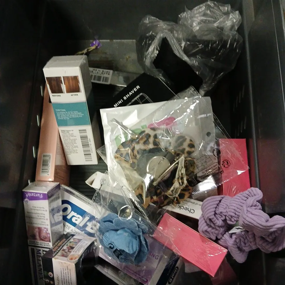 APPROXIMATELY 20 ASSORTED HEALTH & BEAUTY PRODUCTS TO INCLUDE REHAB HIGH SHINE FINISHING HAIR OIL, ANASTASIA DIPBROW POMADE, YEPODA THE RECOVERY MOMENT MASK, ETC