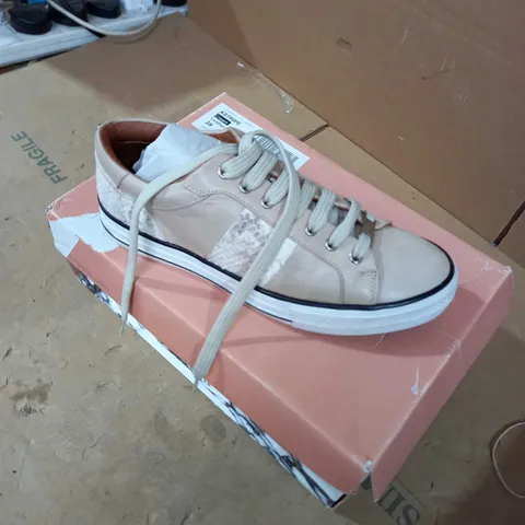 MODA STYLE CREAM TRAINER SIZE 6 