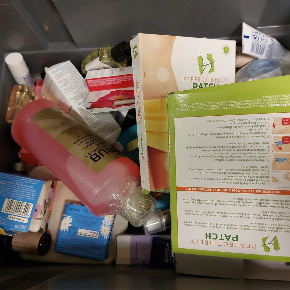 BOX OF APPROX 20 COSMETIC ITEMS TO INCLUDE MINERAL BATH FLAKES, JOULES HAND CREAM AND KIEHLS FACIAL FUEL