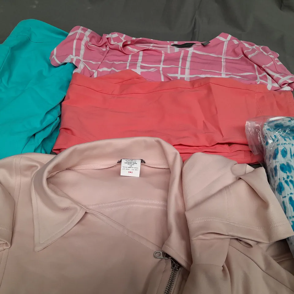 BOX OF APPROX 25 ASSORTED CLOTHING ITEMS TO INCLUDE - T-SHIRT , PANTS , JACKET ETC