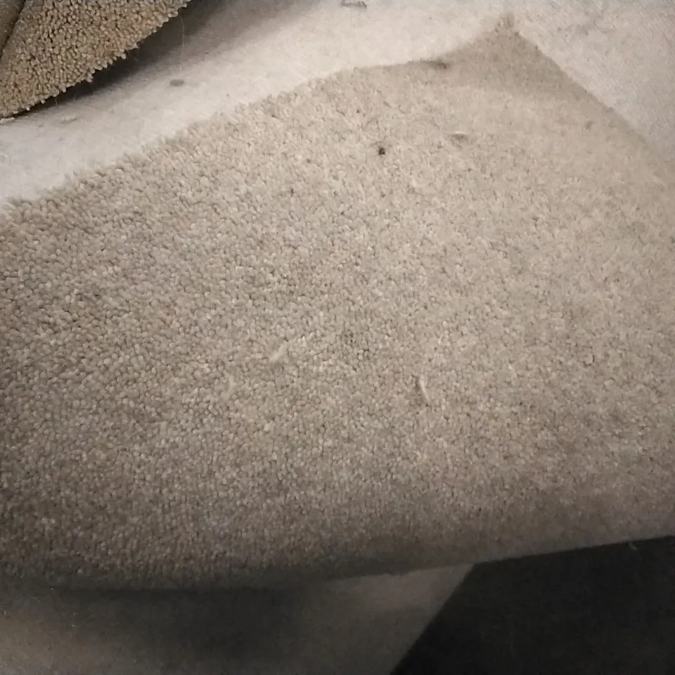 ROLL OF CRESTA DIM HEATHERS LIGHT GREY CARPET APPROXIMATELY 5M X 14.2M