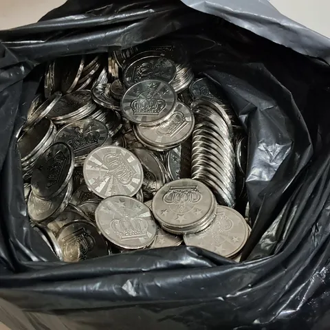 LARGE QUANTITY OF METAL PLAY COINS