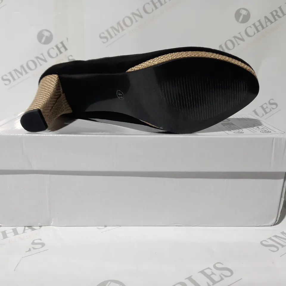 BOXED PAIR OF DESIGNER CLOSED TOE HEELED SHOES IN BLACK EU SIZE 41