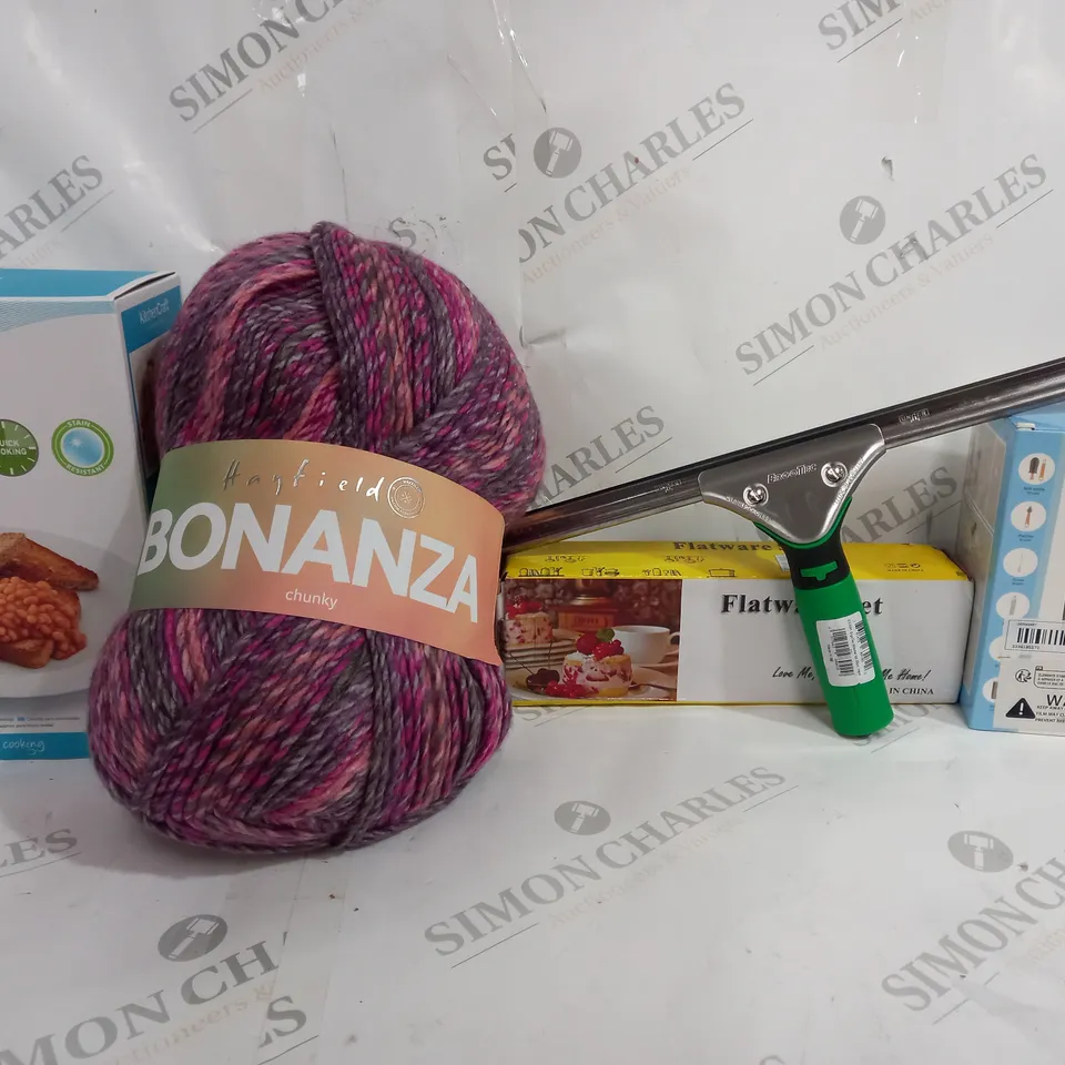 BOX OF APPROXIMATELY 15 ASSORTED ITEMS TO INCLUDE - KITCHENCRAFT MICROWAVE SAUCE PAN - WINDOW CLEANER - TRAVEL BOTTLE WASHING AND DRYING BOTTLE ECT