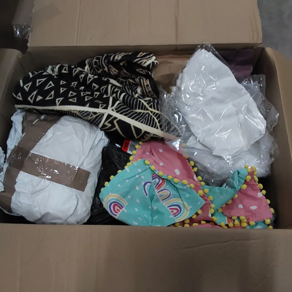 BOX TO CONTAIN APPROX 15 X ASSORTED LOOSE AND INCOMPLETE CURTAIN AND BEDDING SETS 