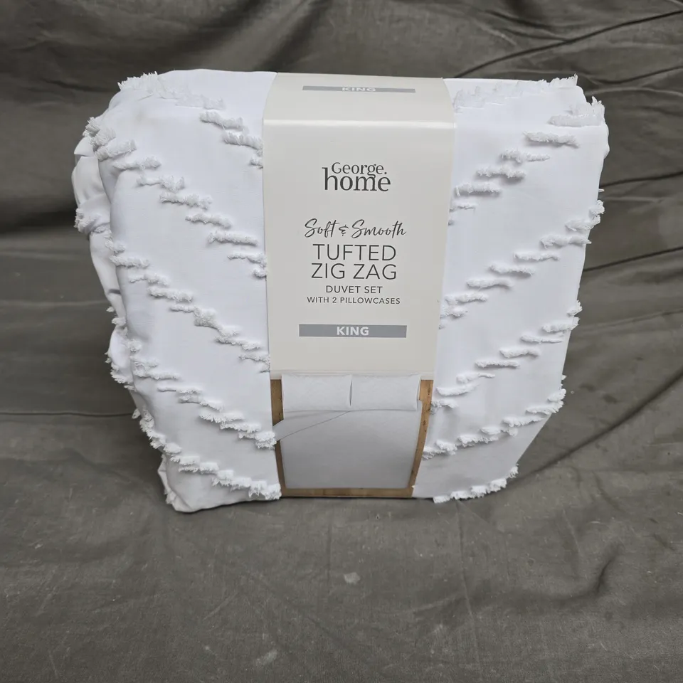 HOME SOFT & SMOOTH TUFTED ZIG ZAG DUVET SET IN WHITE - KING