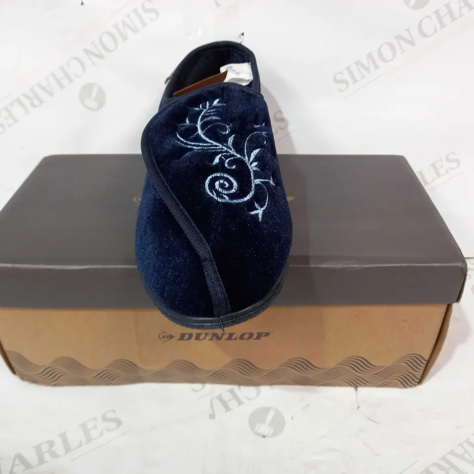 BOXED PAIR OF DUNLOP SLIPPERS IN BLUE UK SIZE 7