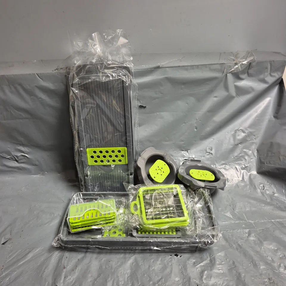 APPROXIMATELY 15 ASSORTED ITEMS TO INCLUDE VEGETABLE CHOPPERS AND GREATERS
