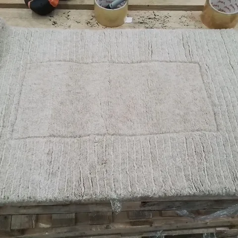 QUALITY DESIGNER AREA RUG - APPROXIMATELY 60X40CM