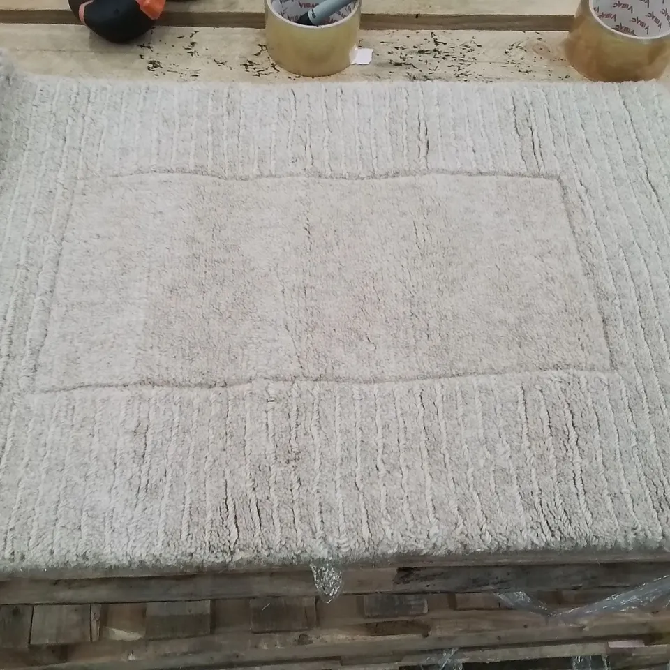 QUALITY DESIGNER AREA RUG - APPROXIMATELY 60X40CM