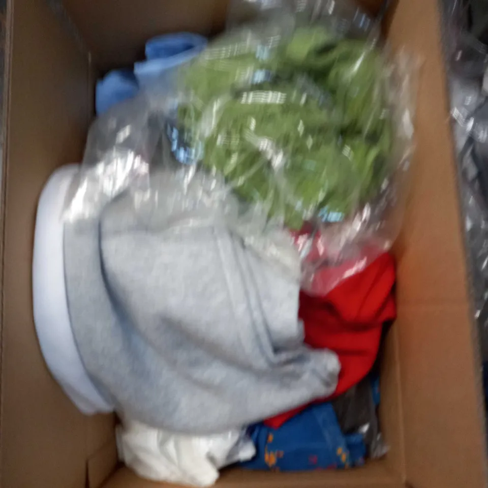 LOT OF ASSORTED CLOTHING AND ACCESSORIES TO INCLUDE; T-SHIRTS, JUMPERS ETC